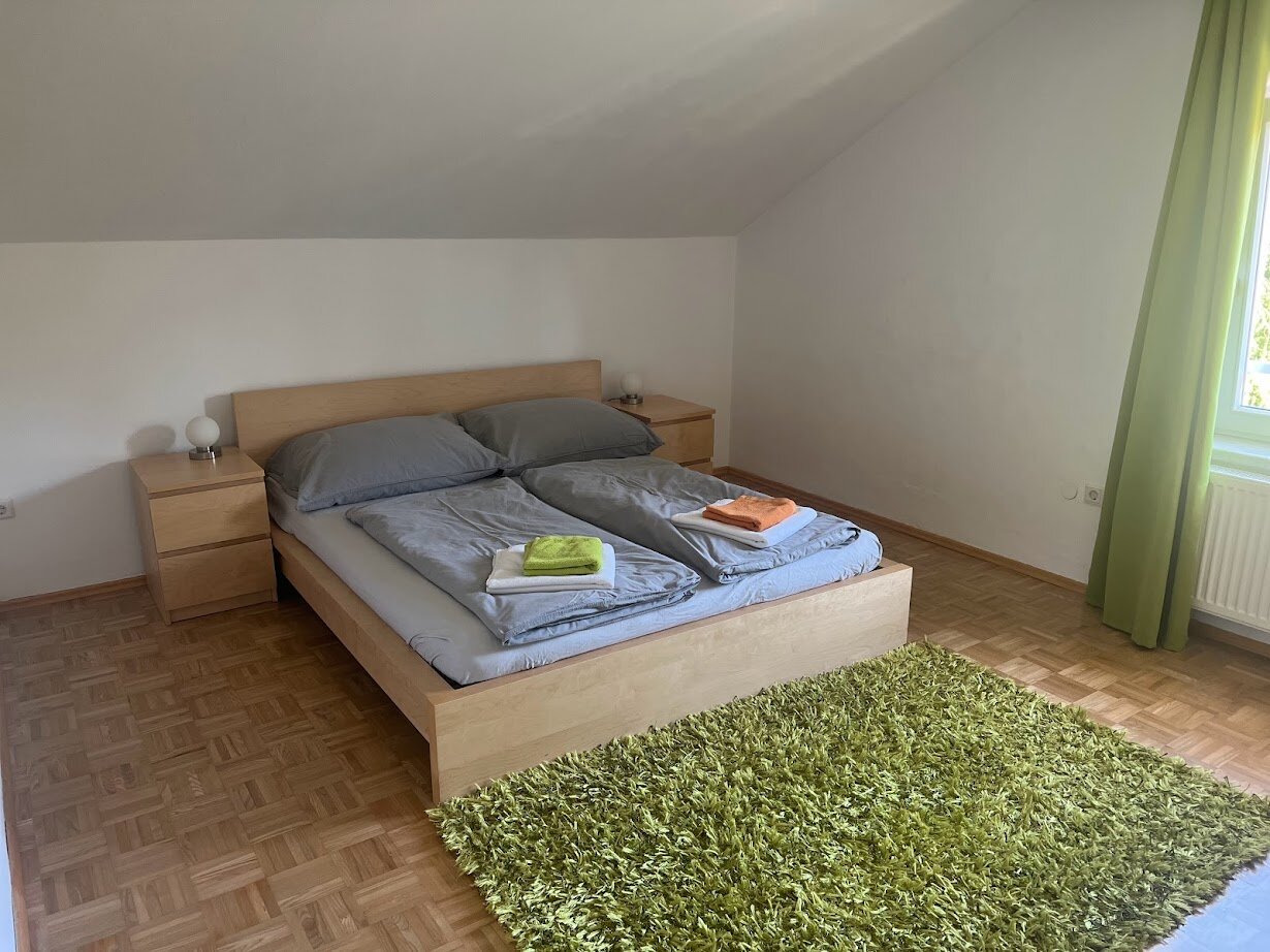 Master bedroom (nord) with a high-quality mattress (rather firm)