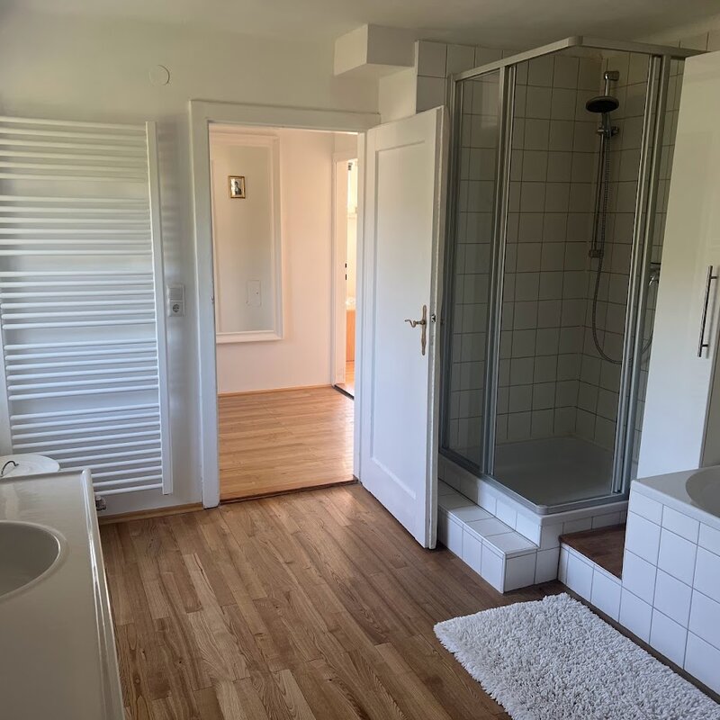 The room can be entered and locked from 2 sides. 