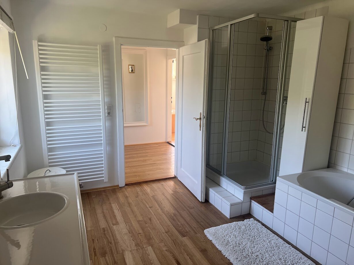 The room can be entered and locked from 2 sides. 