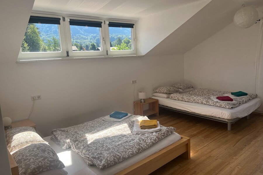 Children's bedroom (facing east) 