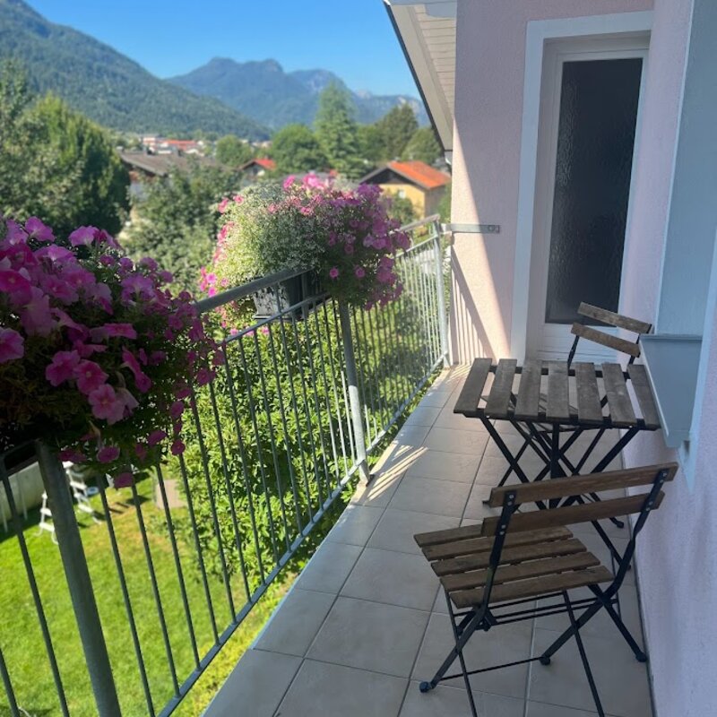 Balkony (facing to the south)