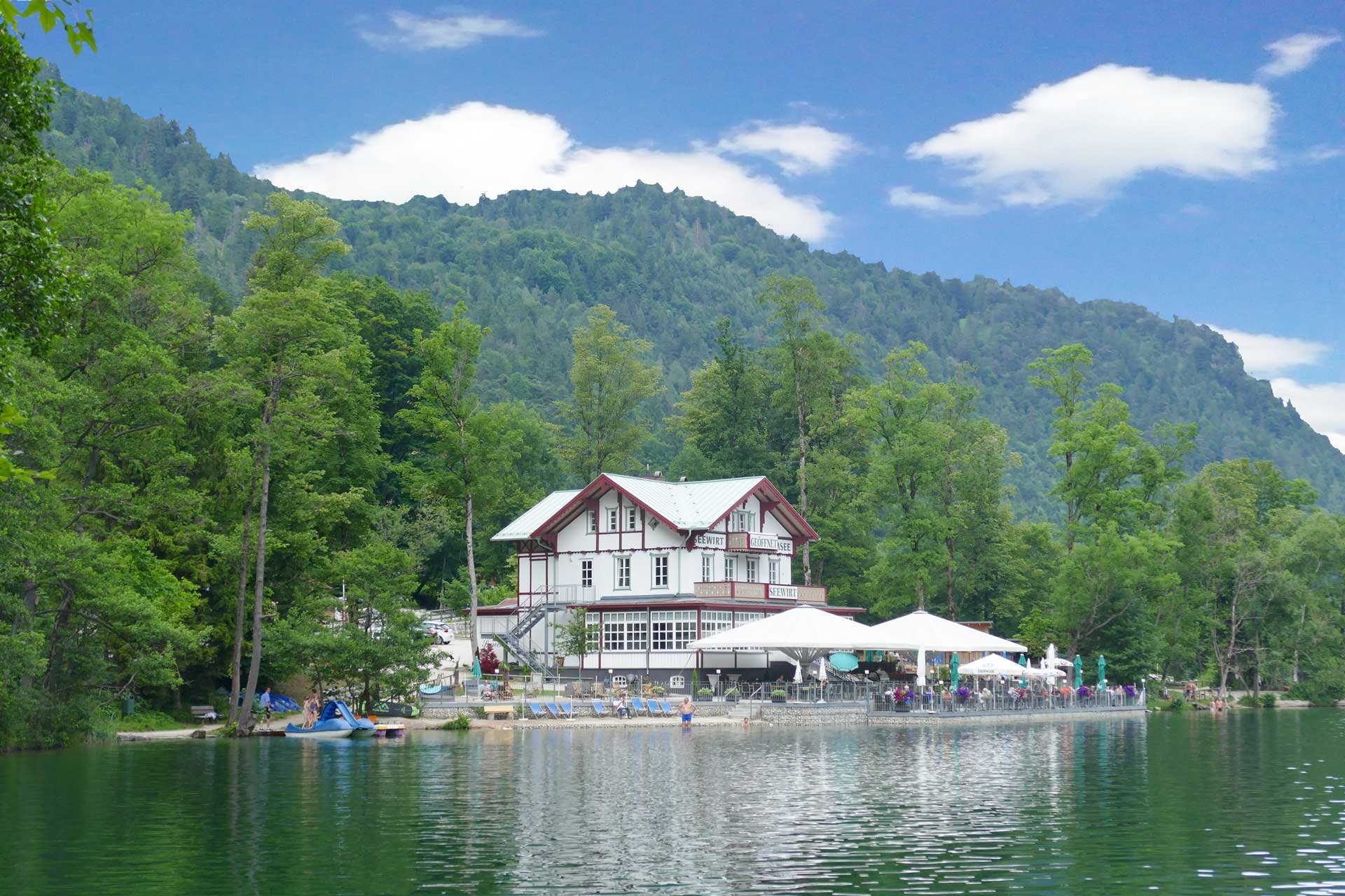 the crystal-clear mountain lake invites you to swim and linger (graduit), nice restaurant directly an the lake