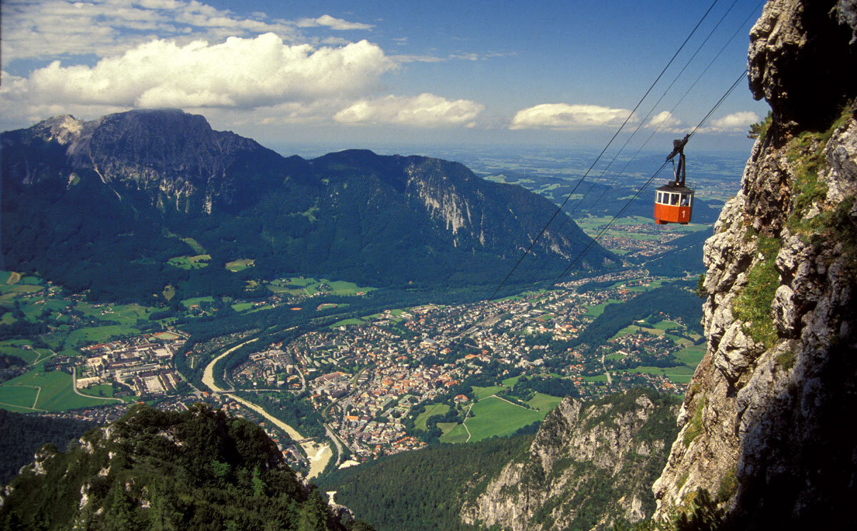 In Bad Reichenhall, one of the oldest gondolas goes up into the mountains. In Grödig/Salzburg, a gondola goes up the Untersberg (more modern).