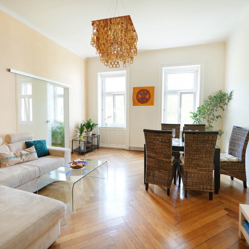 Bright living & dining area, parquet floor, high ceilings – 3-room apartment, short-term rental Vienna, temporary housing 1 to 6 months