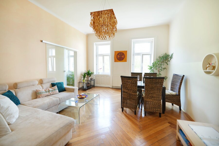 Bright living & dining area, parquet floor, high ceilings – 3-room apartment, short-term rental Vienna, temporary housing 1 to 6 months