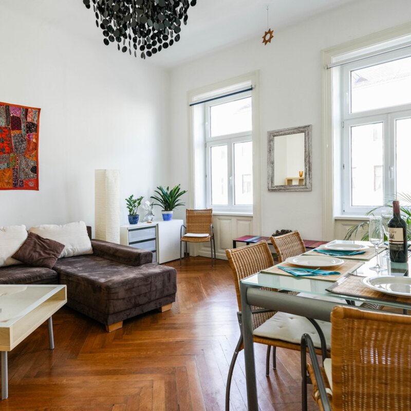 Heller Wohn- und Essbereich einer 2-Zimmer Wohnung zur Kurzzeitmiete – Wohnen auf Zeit für 1 bis 6 Monate in Wien