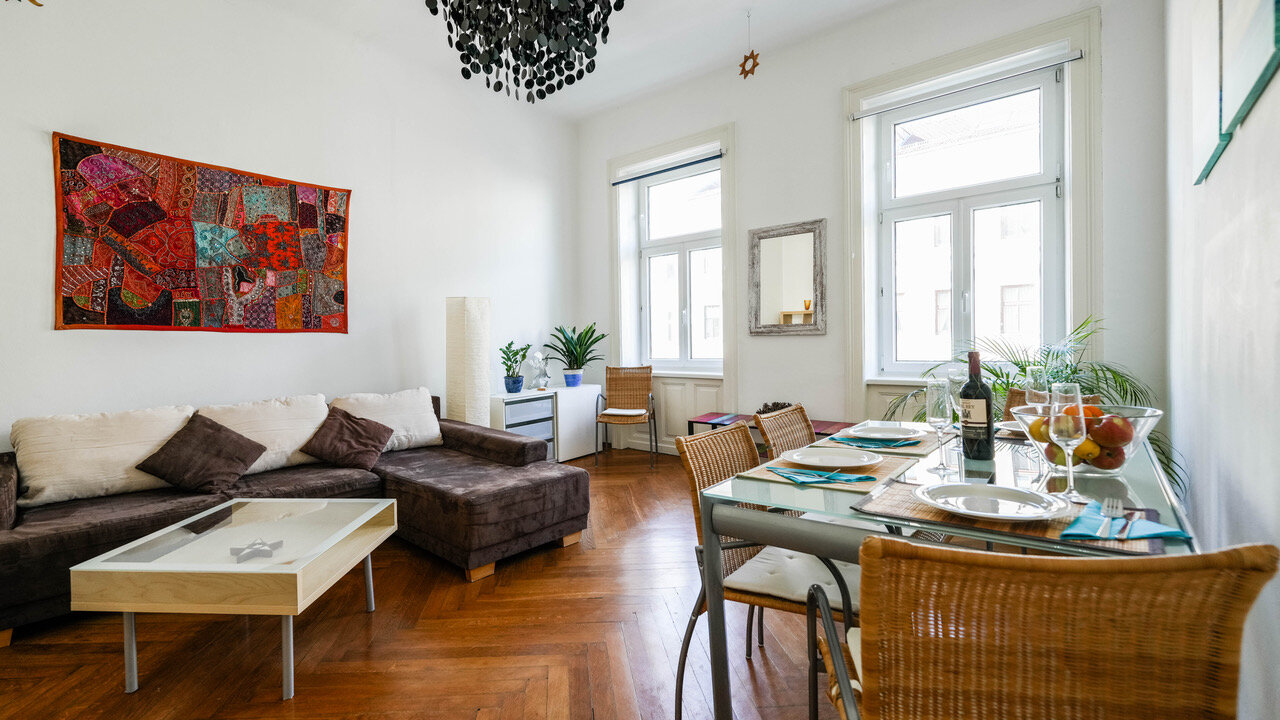 Heller Wohn- und Essbereich einer 2-Zimmer Wohnung zur Kurzzeitmiete – Wohnen auf Zeit für 1 bis 6 Monate in Wien