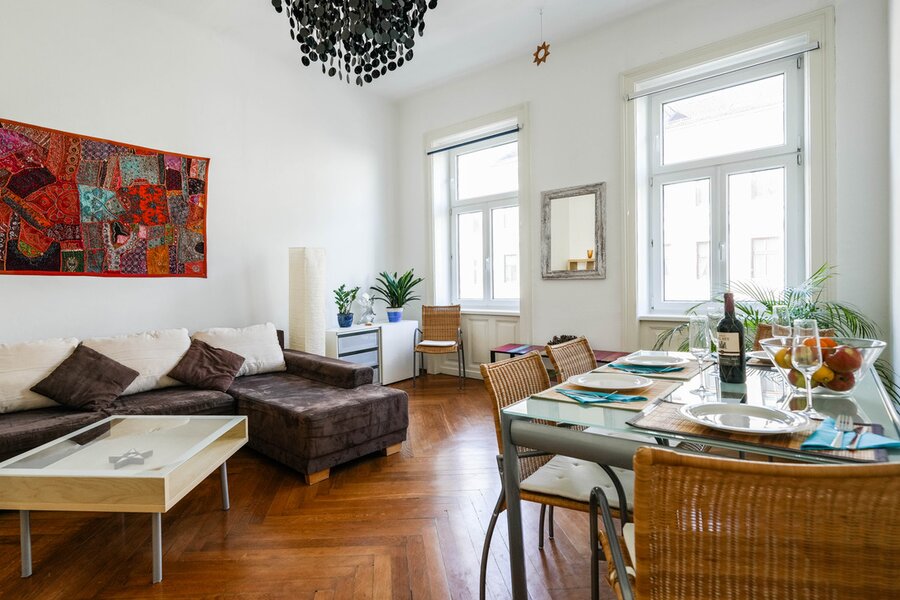 Heller Wohn- und Essbereich einer 2-Zimmer Wohnung zur Kurzzeitmiete – Wohnen auf Zeit für 1 bis 6 Monate in Wien