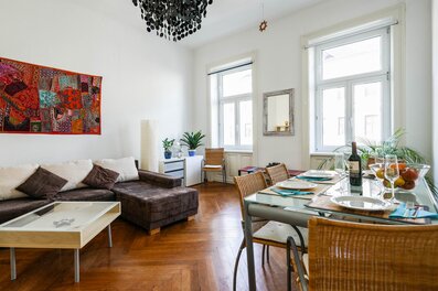 Heller Wohn- und Essbereich einer 2-Zimmer Wohnung zur Kurzzeitmiete – Wohnen auf Zeit für 1 bis 6 Monate in Wien