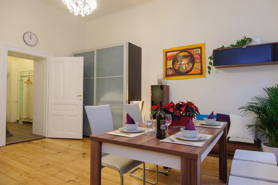 Heller Essbereich mit gedecktem Tisch – 2-Zimmer-Wohnung zur Kurzzeitmiete Wien, Wohnen auf Zeit 1 bis 6 Monate