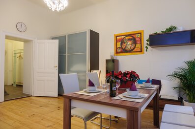 Heller Essbereich mit gedecktem Tisch – 2-Zimmer-Wohnung zur Kurzzeitmiete Wien, Wohnen auf Zeit 1 bis 6 Monate