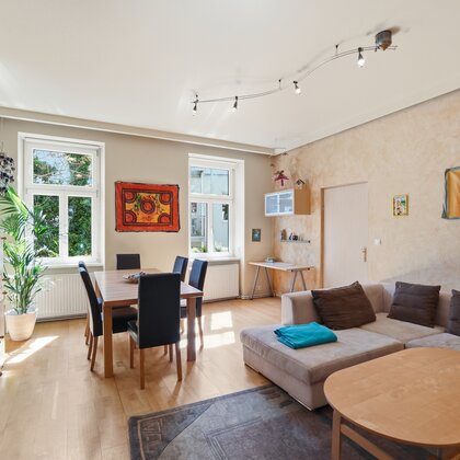 Helles Wohnzimmer mit Esstisch & Couch – 3-Zimmer Wohnung, Kurzzeitmiete & Wohnen auf Zeit für 1 bis 6 Monate in Wien