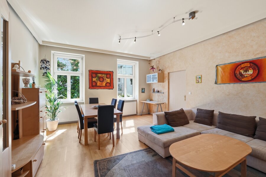 Helles Wohnzimmer mit Esstisch & Couch – 3-Zimmer Wohnung, Kurzzeitmiete & Wohnen auf Zeit für 1 bis 6 Monate in Wien