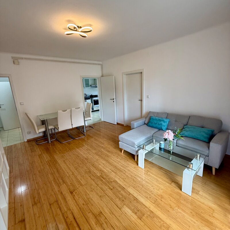 Sunlit living room – 2-room apartment, short-term rental Graz, temporary housing for 1 to 6 months