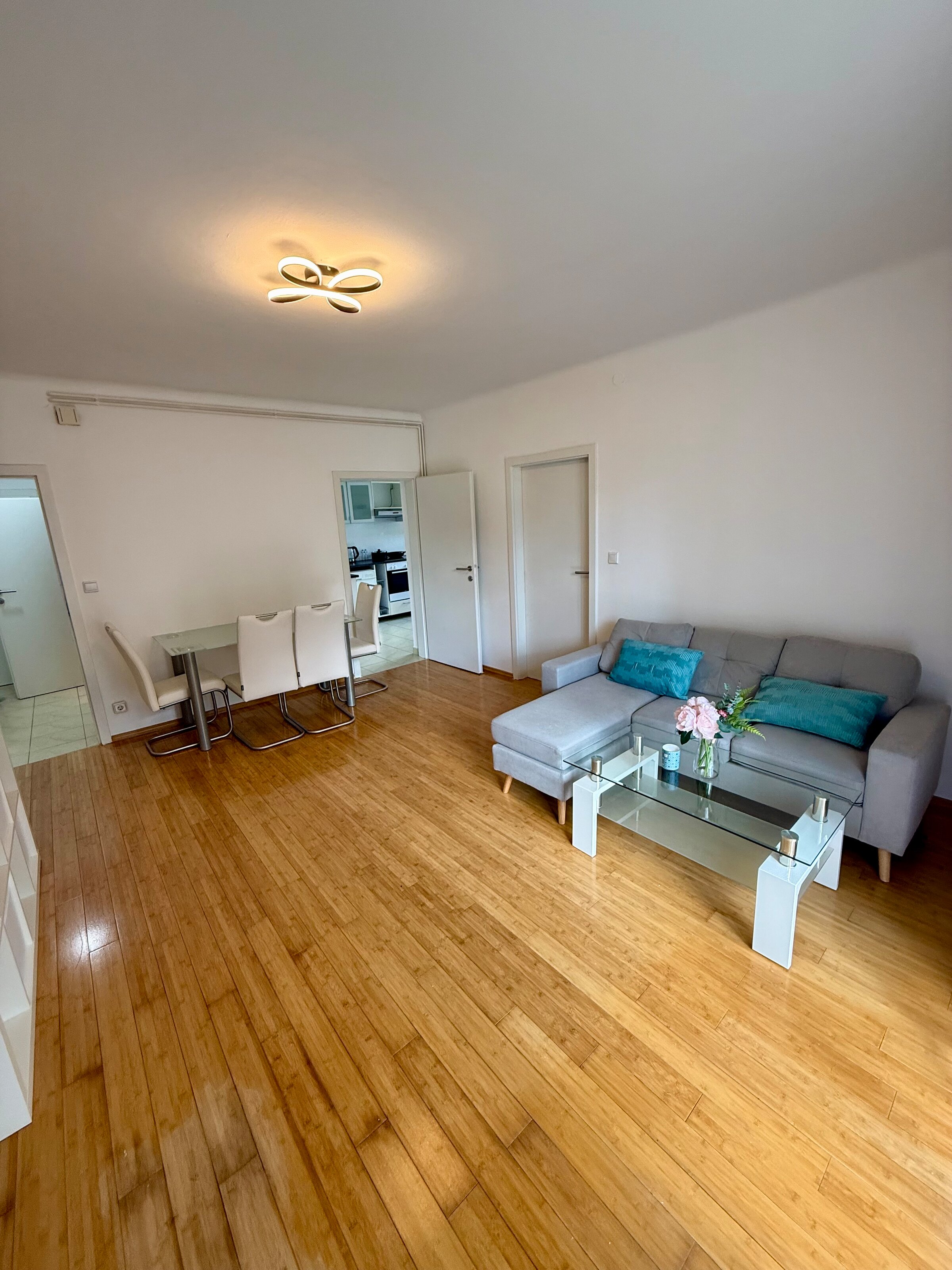 Sunlit living room – 2-room apartment, short-term rental Graz, temporary housing for 1 to 6 months