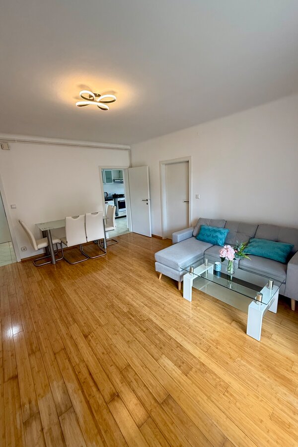 Sunlit living room – 2-room apartment, short-term rental Graz, temporary housing for 1 to 6 months