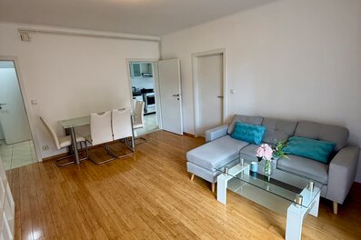Sunlit living room – 2-room apartment, short-term rental Graz, temporary housing for 1 to 6 months
