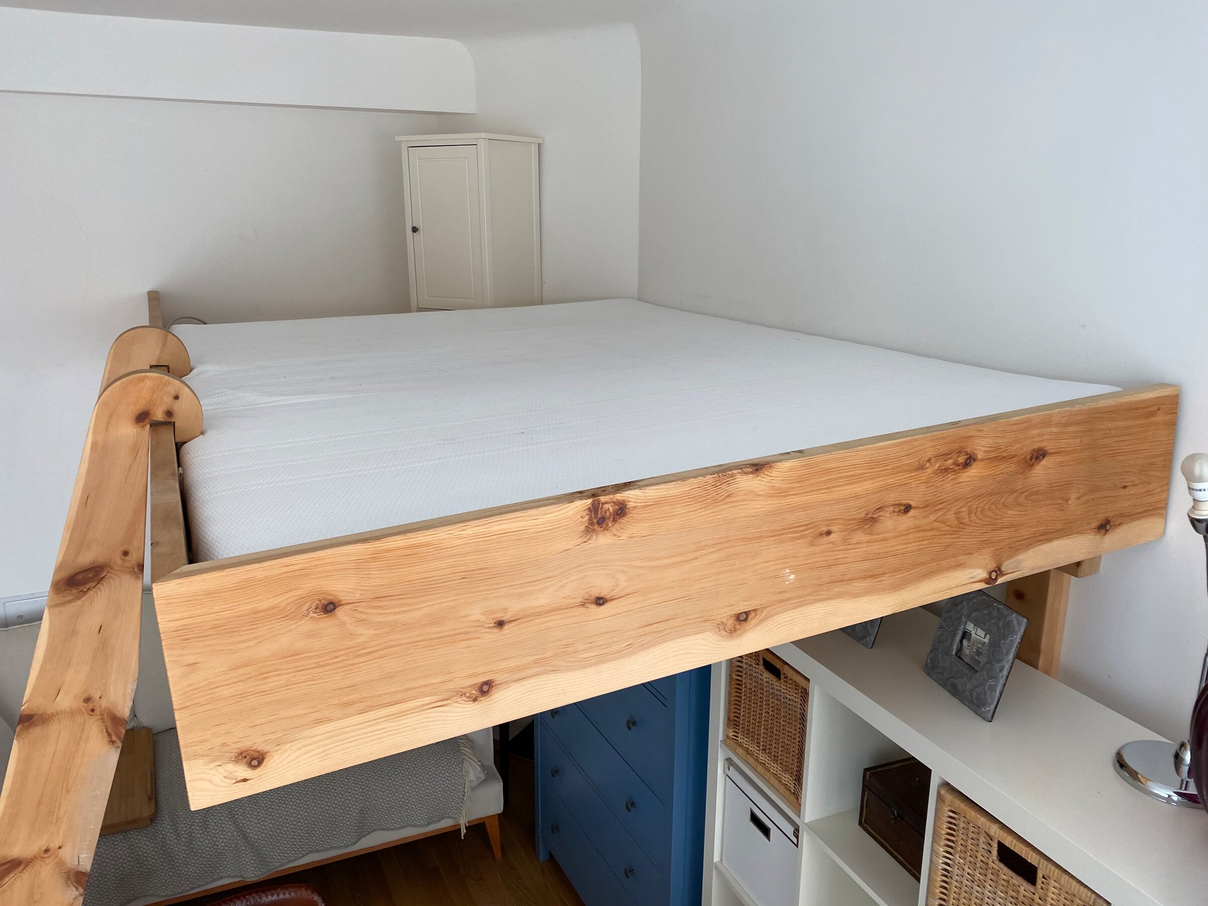 Bed from Swiss stone pine for a restful sleep