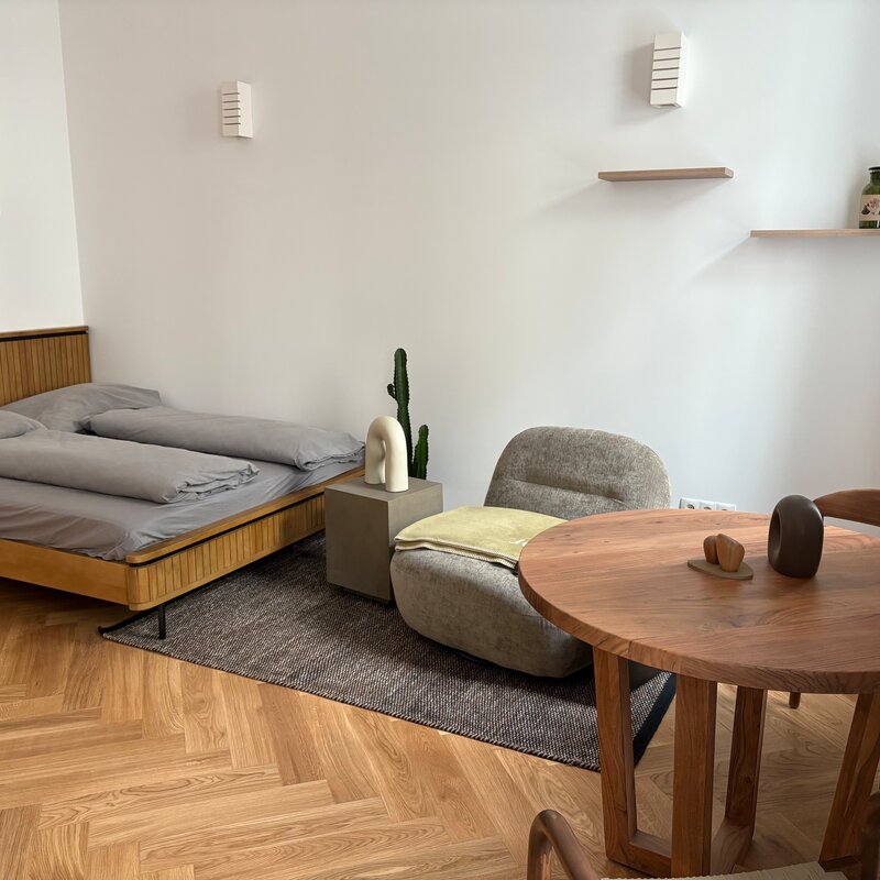 Doppelbett+Relaxsessel und Essbereich 