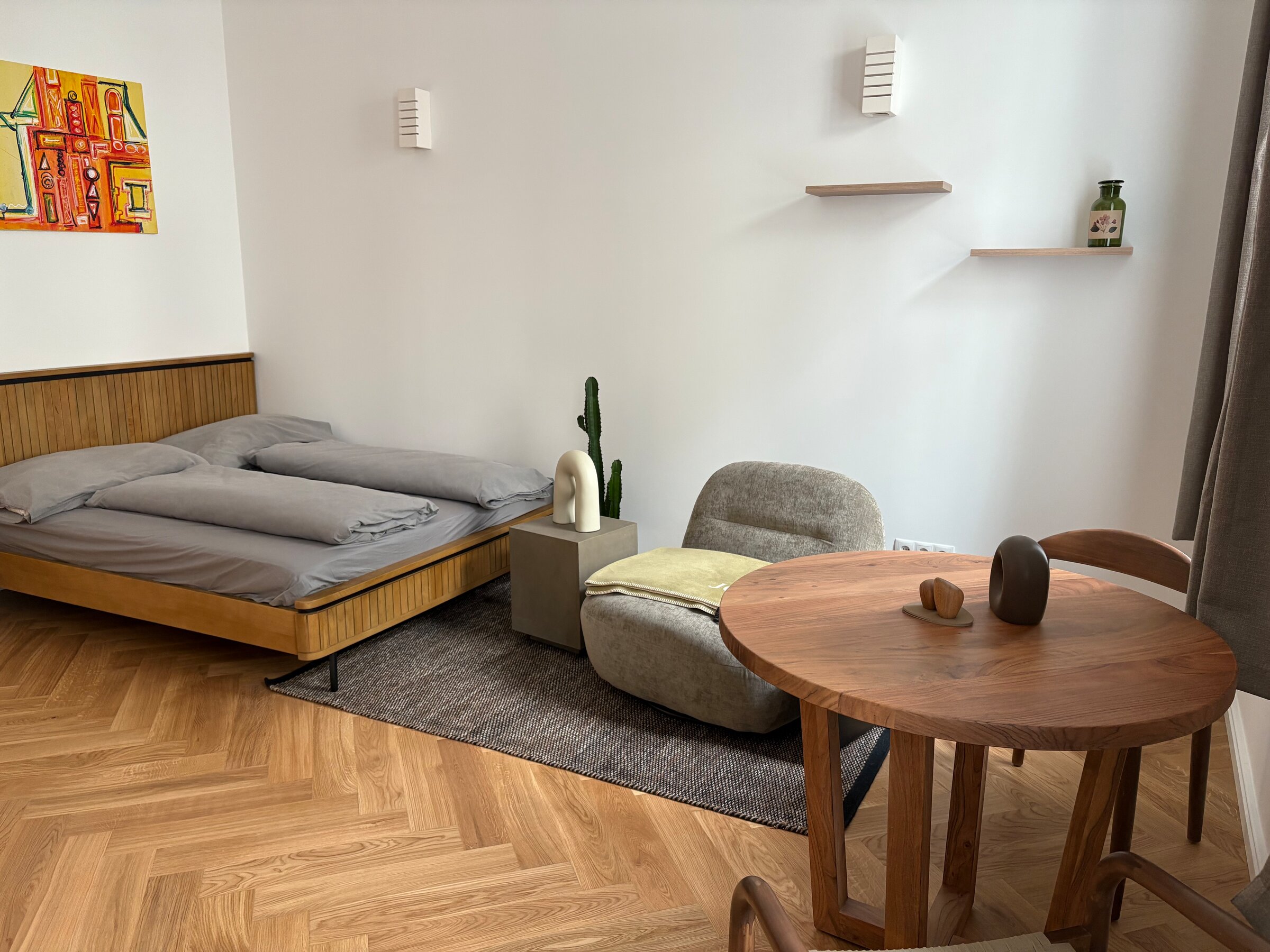 Doppelbett+Relaxsessel und Essbereich 