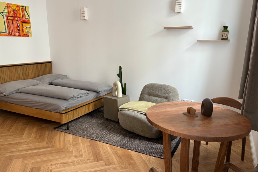 Doppelbett+Relaxsessel und Essbereich 