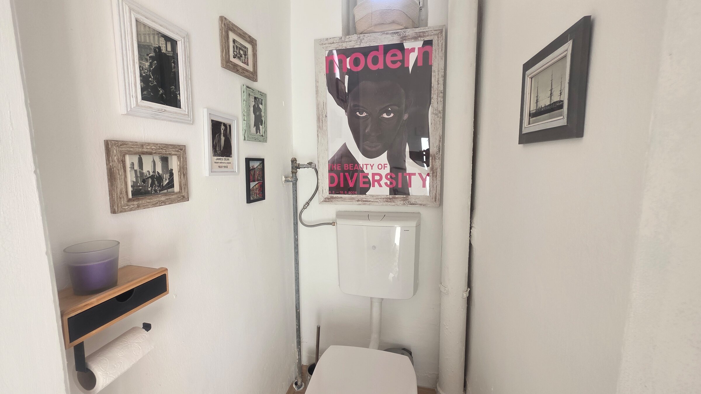 Cosy toilet with separate window