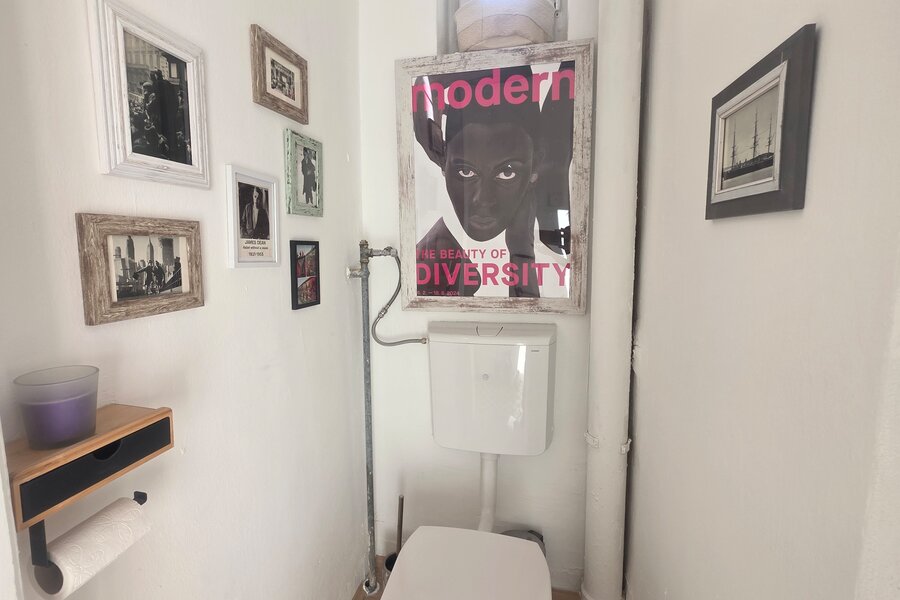 Cosy toilet with separate window