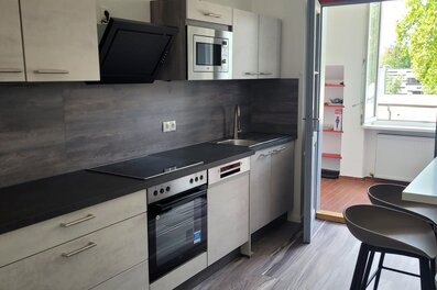 Modern fitted kitchen with appliances – 3-room apartment, short-term rental & temporary housing for 1 to 6 months in Graz
