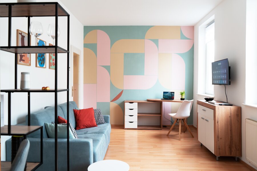 Bright studio apartment with workspace & feature wall – 1-room short-term rental, temporary housing Vienna, 1 to 6 months | © Atelier_Wegerer