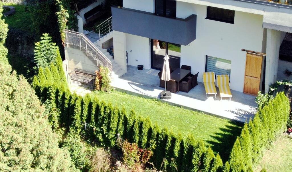 Haushälfte mit 2 Schlafzimmer und Garten