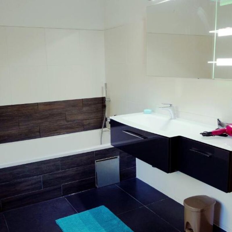 Badezimmer mit Badewanne und Dusche