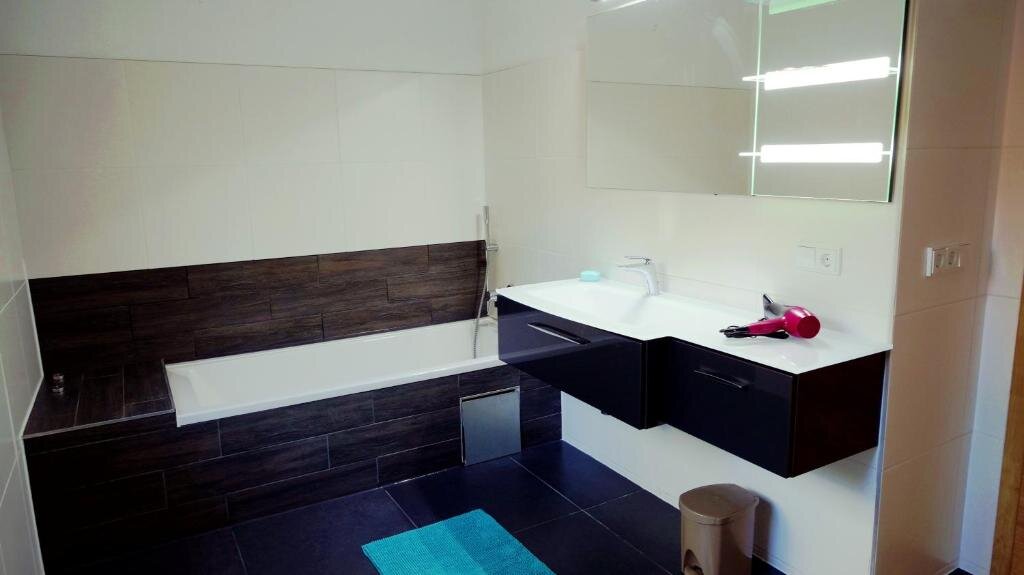 Badezimmer mit Badewanne und Dusche