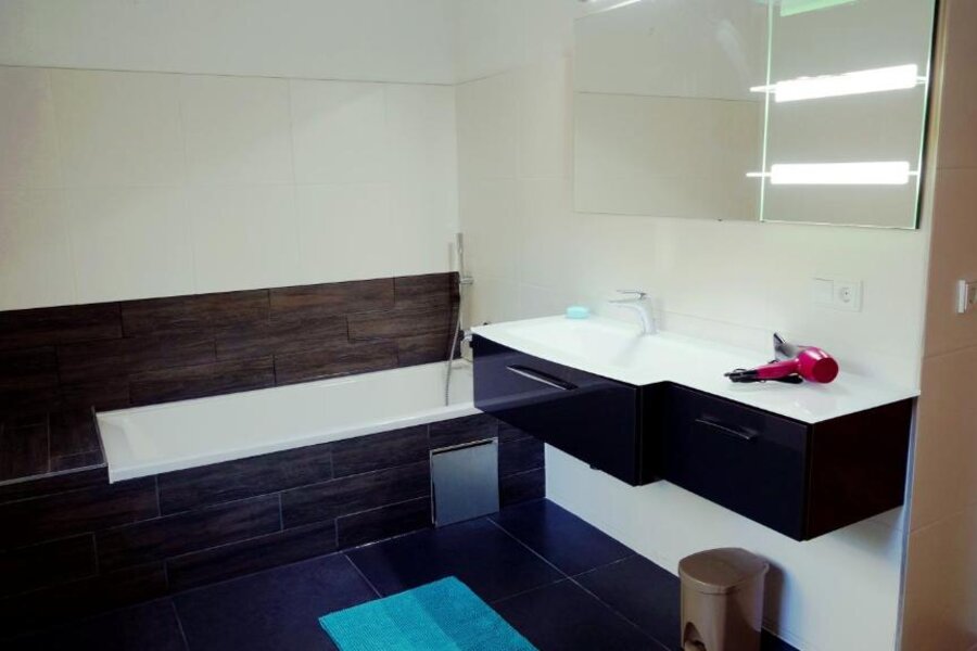 Badezimmer mit Badewanne und Dusche