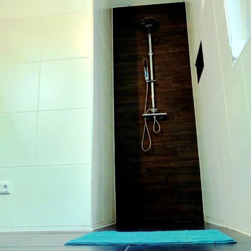 Badezimmer mit Badewanne und Dusche