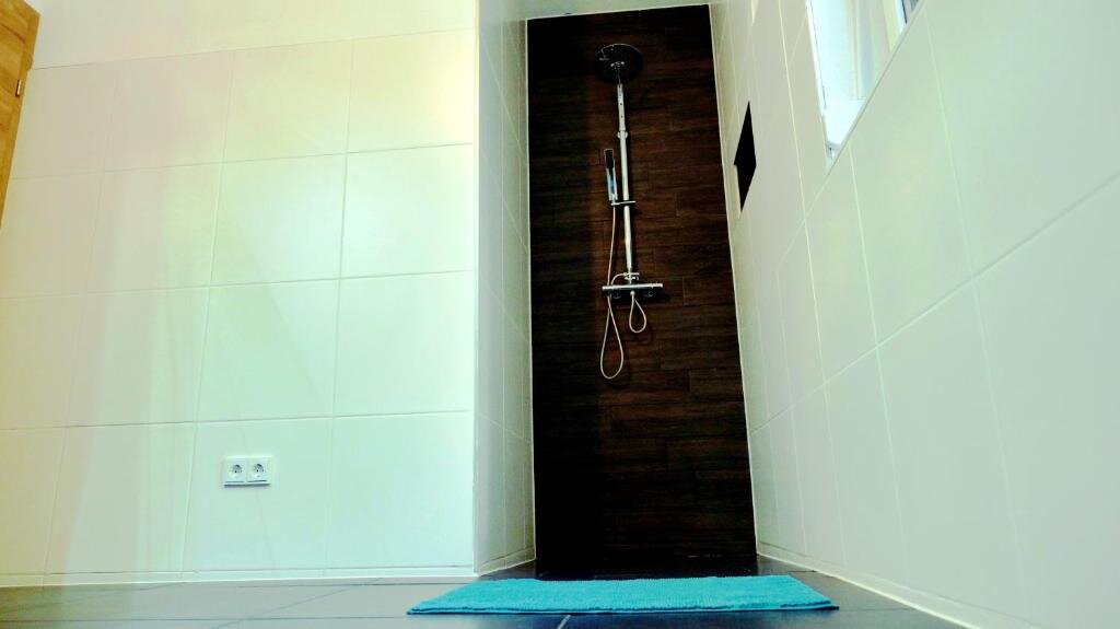 Badezimmer mit Badewanne und Dusche