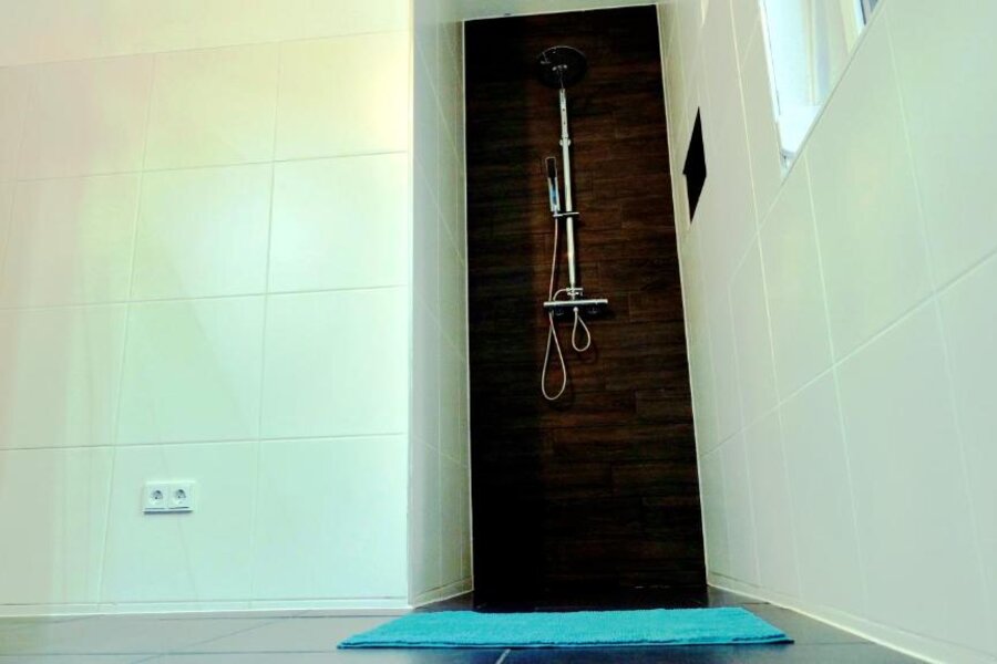 Badezimmer mit Badewanne und Dusche