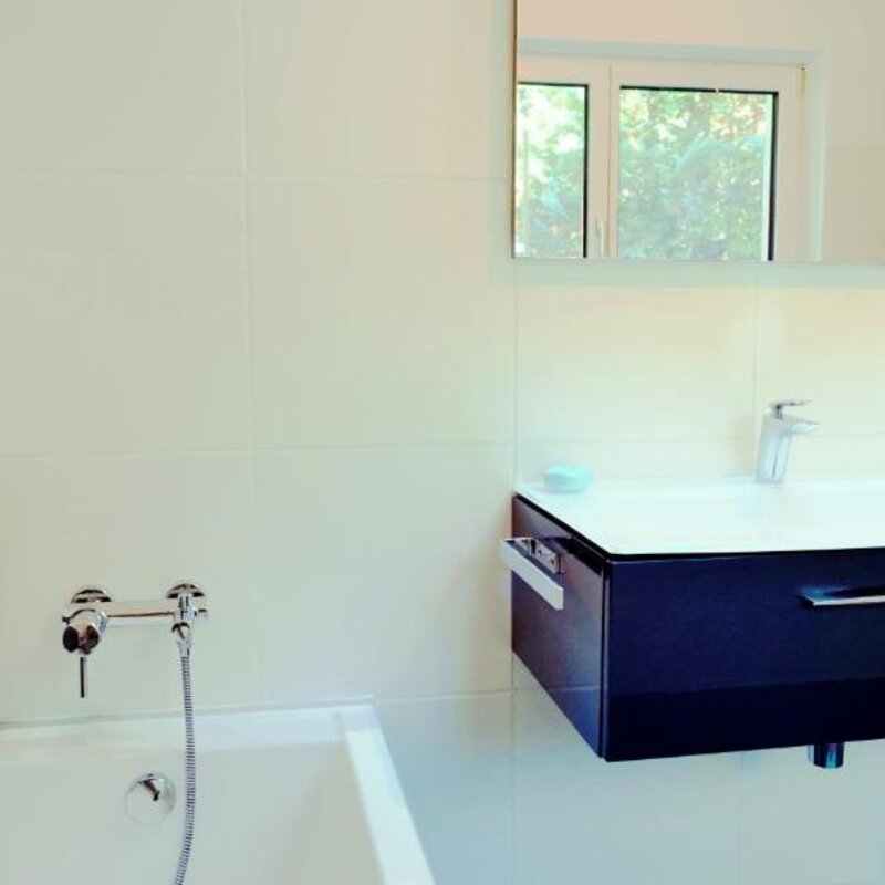 Badezimmer mit Badewanne und Dusche