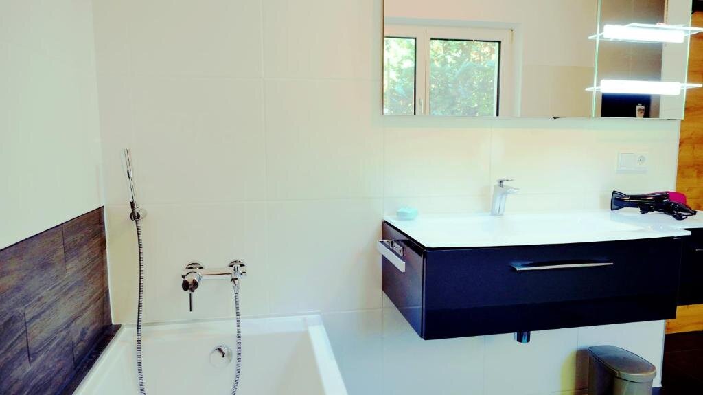 Badezimmer mit Badewanne und Dusche