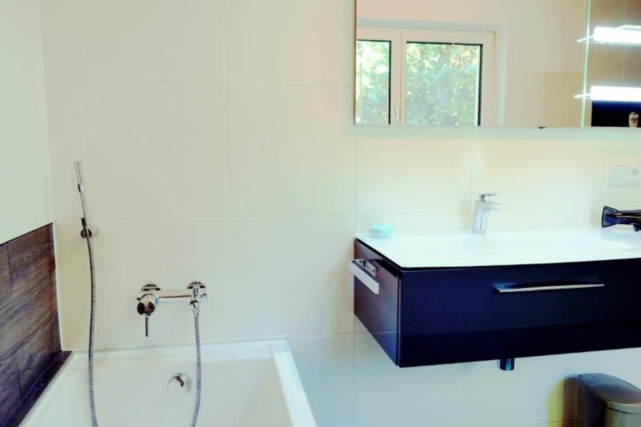 Badezimmer mit Badewanne und Dusche