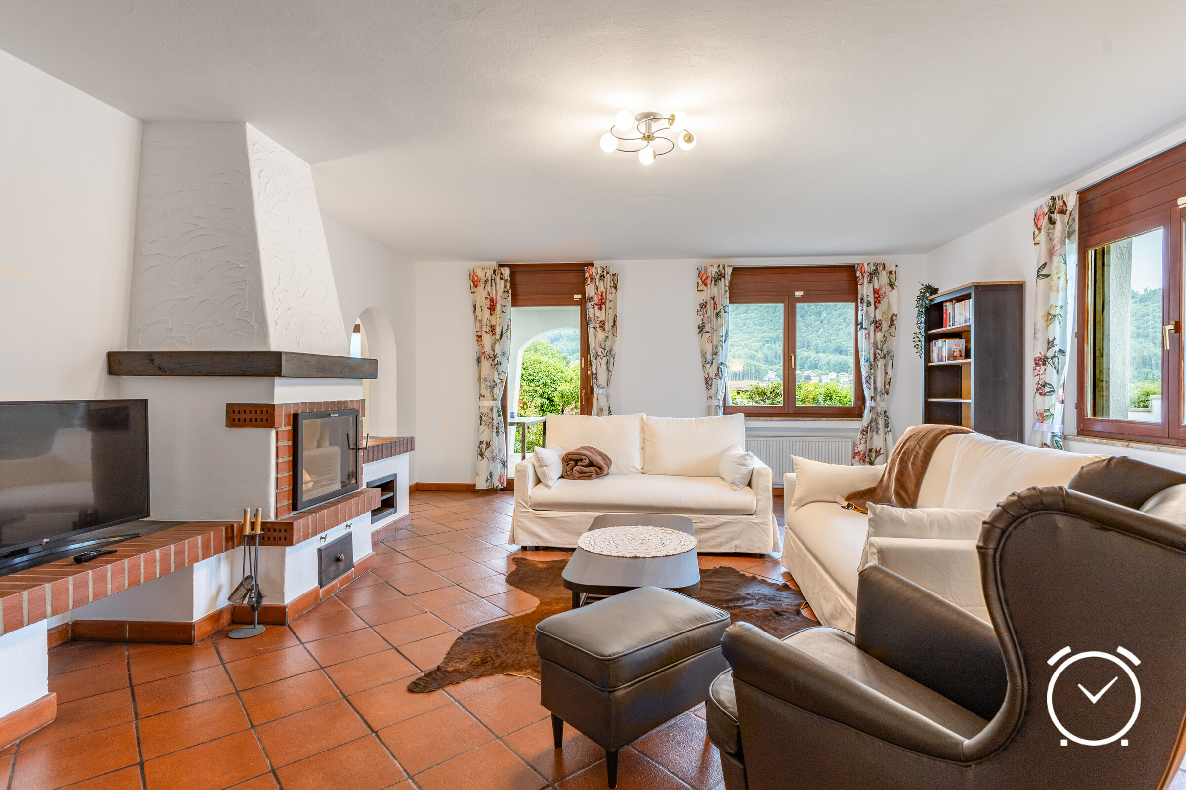 Bright living room with fireplace, 3-room apartment for short-term rental – temporary housing for 1 to 6 months in Hallwang