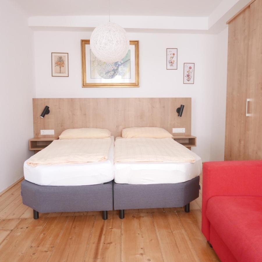 Bright twin bedroom with wood floor – 1-room apartment, short-term rental & temporary housing 1 to 6 months, Hallein