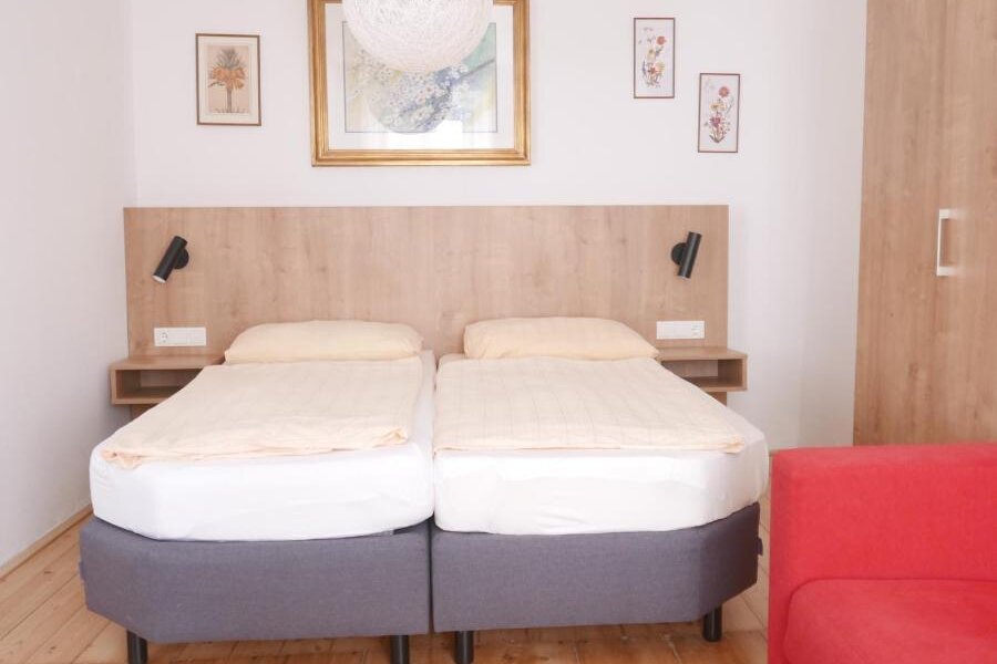 Bright twin bedroom with wood floor – 1-room apartment, short-term rental & temporary housing 1 to 6 months, Hallein