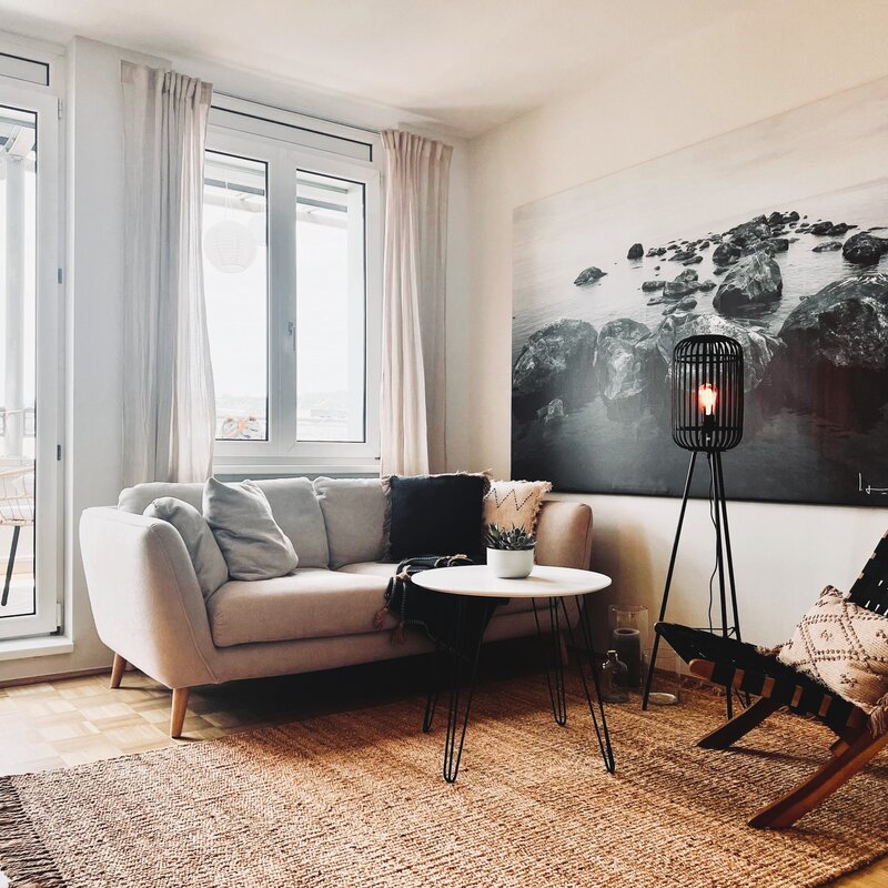 Heller Wohnbereich mit Sofa & Naturmaterialien – 1-Zimmer Apartment zur Kurzzeitmiete in Linz, Wohnen auf Zeit 1 bis 6 Monate | © Sabine Schöffmann
