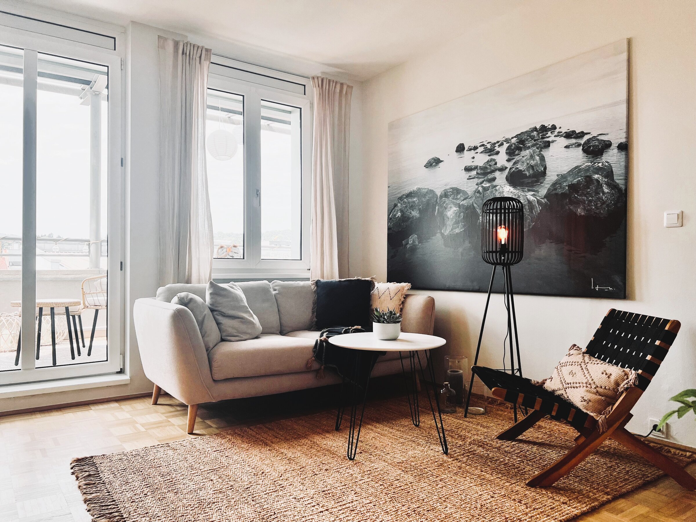 Heller Wohnbereich mit Sofa & Naturmaterialien – 1-Zimmer Apartment zur Kurzzeitmiete in Linz, Wohnen auf Zeit 1 bis 6 Monate | © Sabine Schöffmann