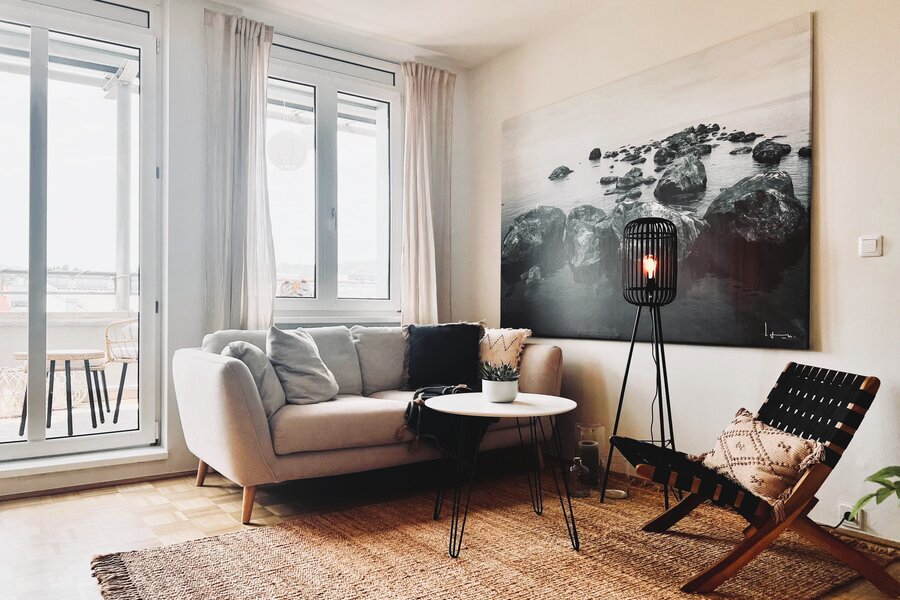 Heller Wohnbereich mit Sofa & Naturmaterialien – 1-Zimmer Apartment zur Kurzzeitmiete in Linz, Wohnen auf Zeit 1 bis 6 Monate | © Sabine Schöffmann