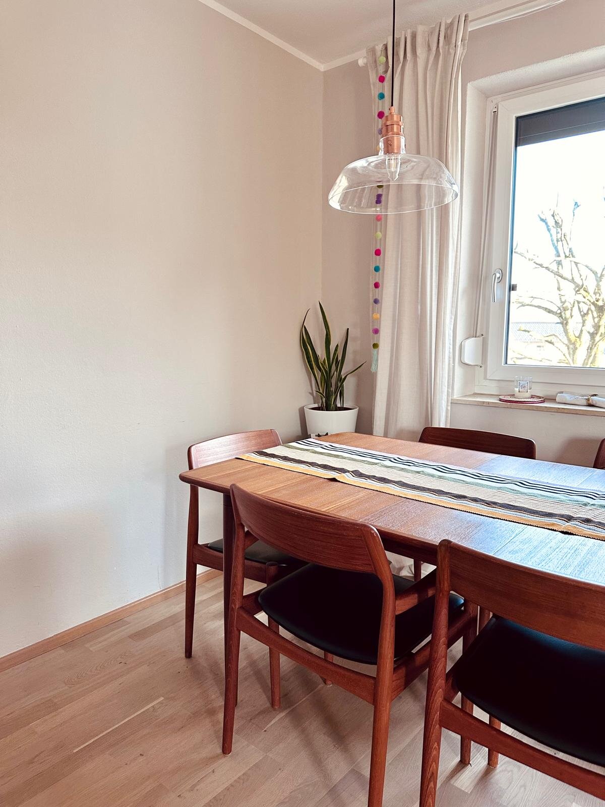 Living room (dining table)