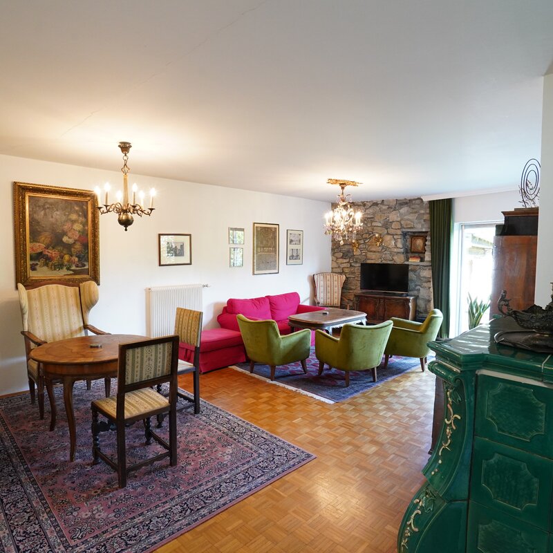 Spacious living room with antiques & tiled stove – 4-room apartment, short-term rental, temporary housing for 1 to 6 months, Salzburg