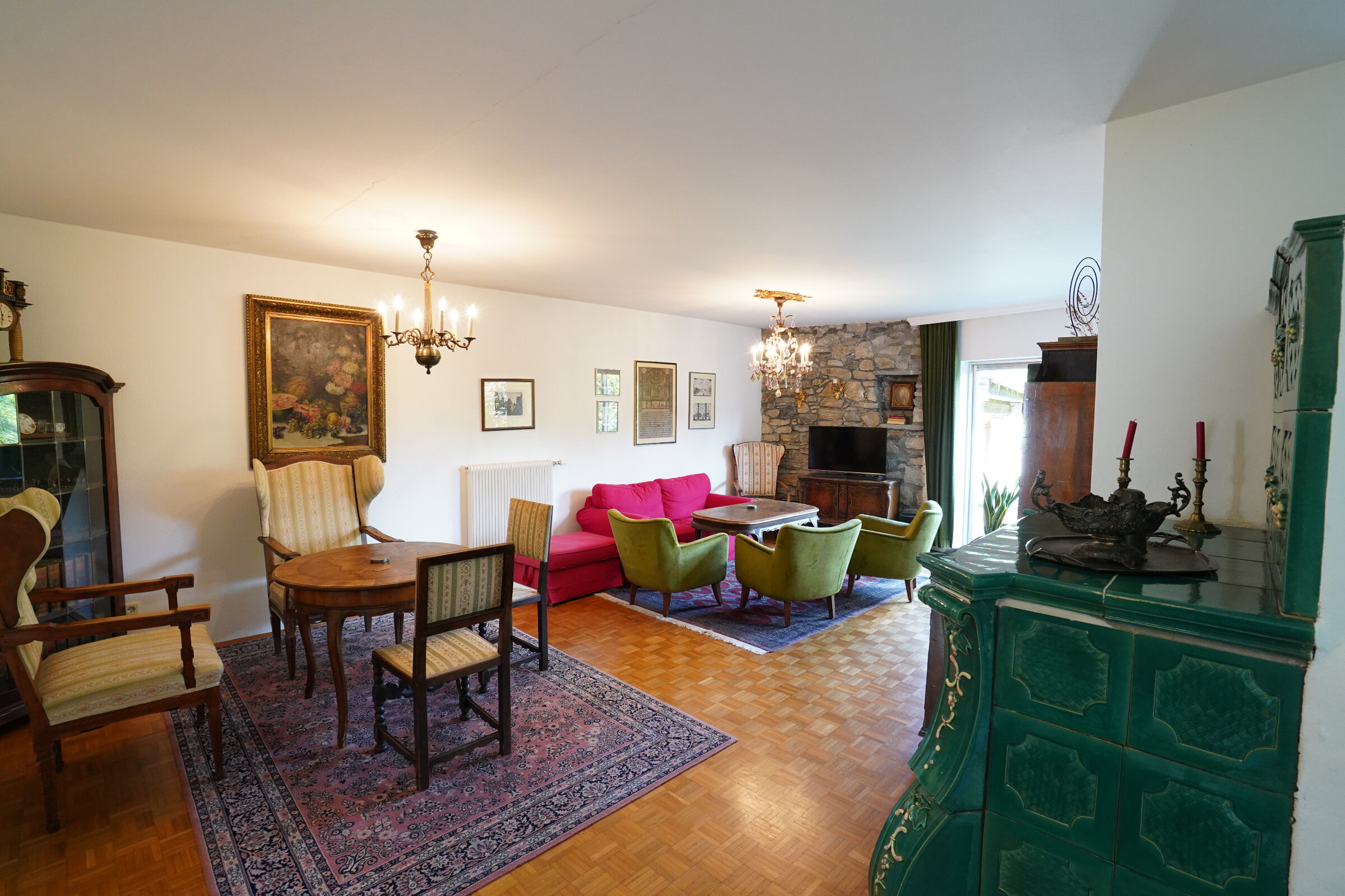Spacious living room with antiques & tiled stove – 4-room apartment, short-term rental, temporary housing for 1 to 6 months, Salzburg