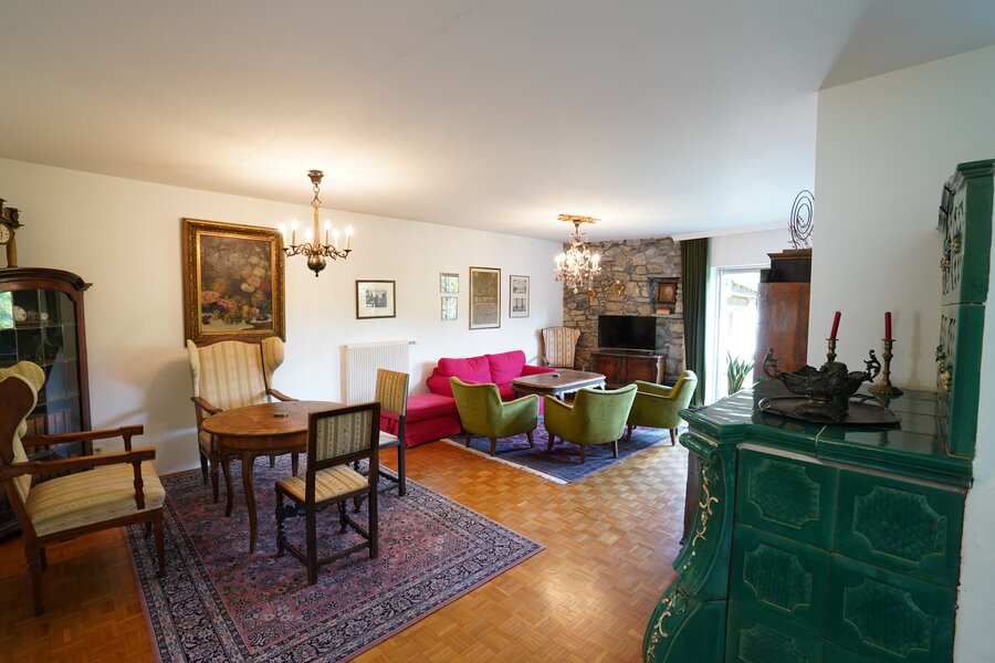 Spacious living room with antiques & tiled stove – 4-room apartment, short-term rental, temporary housing for 1 to 6 months, Salzburg