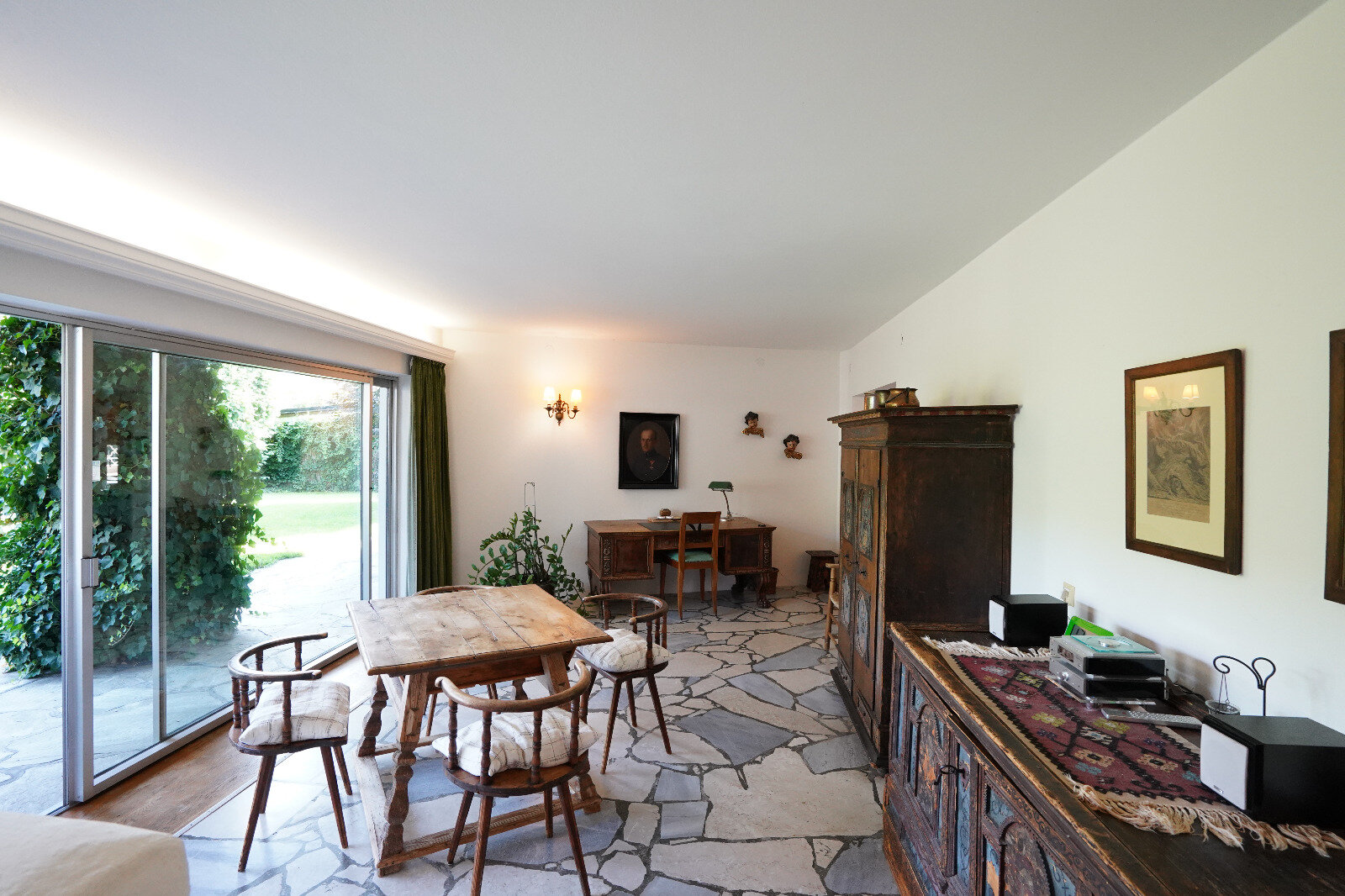Living room (dining table) / Work desk